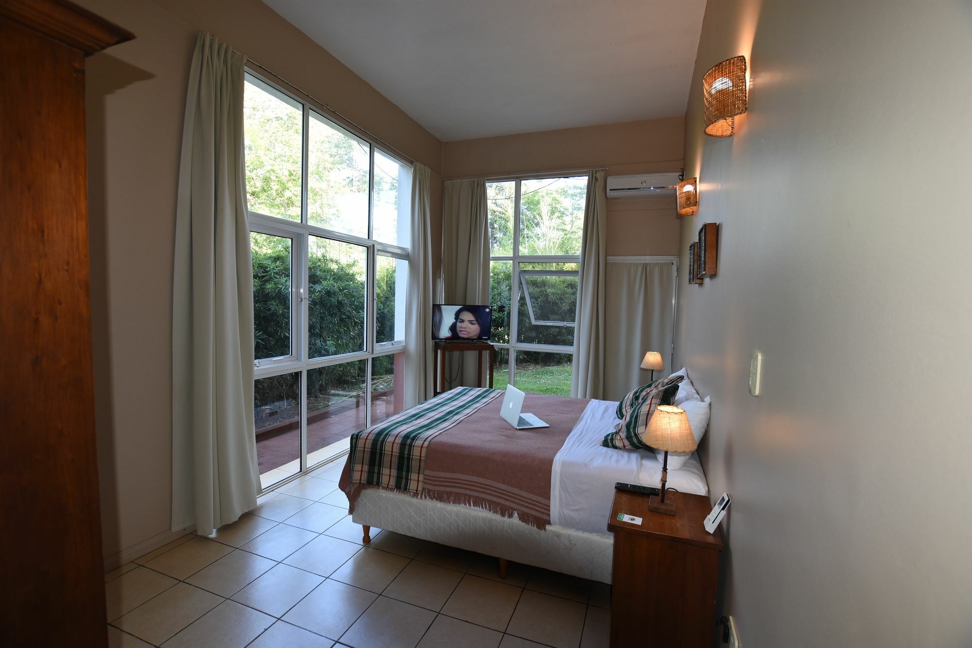 Tangoinn Club Iguazu Party Luxury Hostel ปูแอร์โตอีกวาซู ภายนอก รูปภาพ