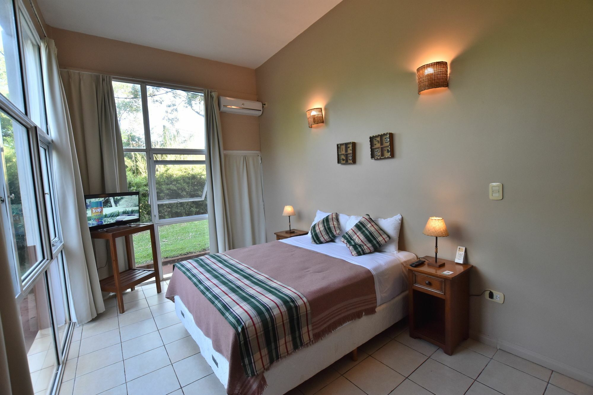 Tangoinn Club Iguazu Party Luxury Hostel ปูแอร์โตอีกวาซู ภายนอก รูปภาพ
